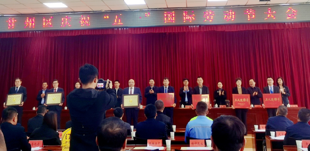 時(shí)代呼喚勞模精神、勞動(dòng)精神、工匠精神