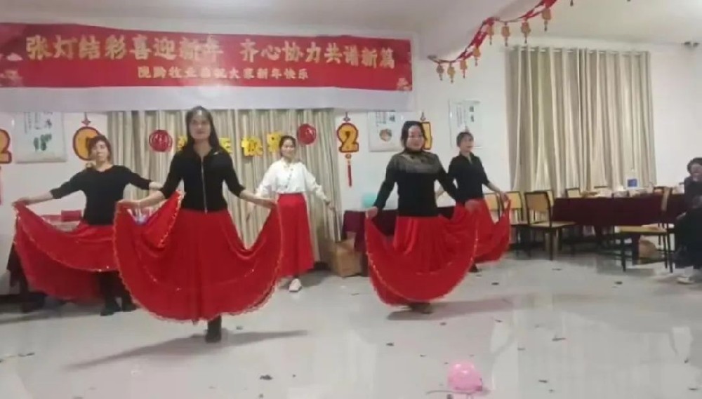 張燈結(jié)彩喜迎新年，齊心協(xié)力共譜新篇——前進(jìn)牧業(yè)隴黔牧場(chǎng)舉行新年晚會(huì)
