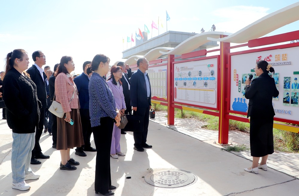 全市產(chǎn)業(yè)工人隊伍建設(shè)改革現(xiàn)場推進(jìn)會與會人員到甘肅前進(jìn)集團觀摩交流
