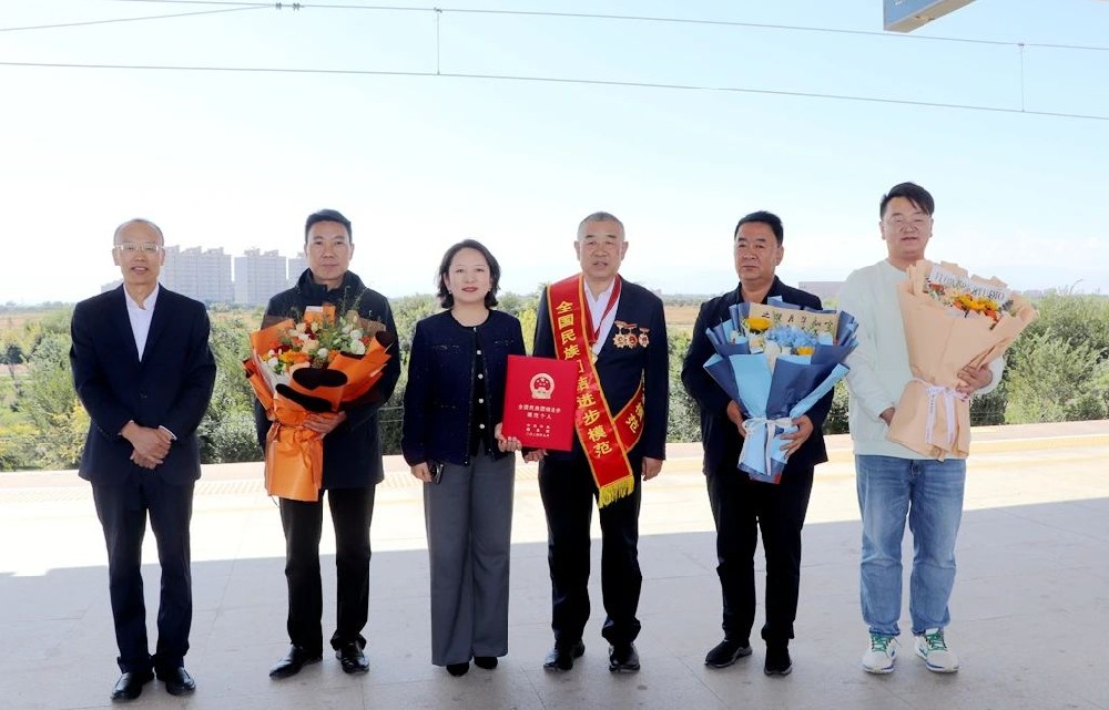 榮獲“全國民族團(tuán)結(jié)進(jìn)步模范個人”稱號的前進(jìn)集團(tuán)董事長馬志祥載譽(yù)歸來