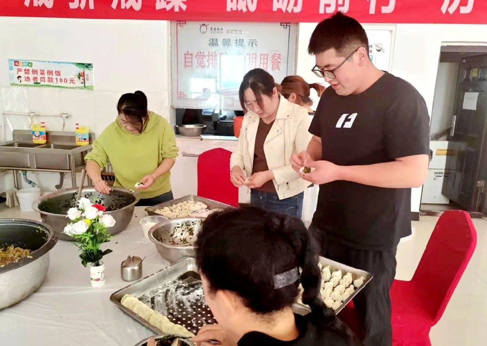濃濃餃子香，悠悠愛國情——甘肅前進(jìn)牧業(yè)東聯(lián)牧場開展“包餃子·慶國慶”活動