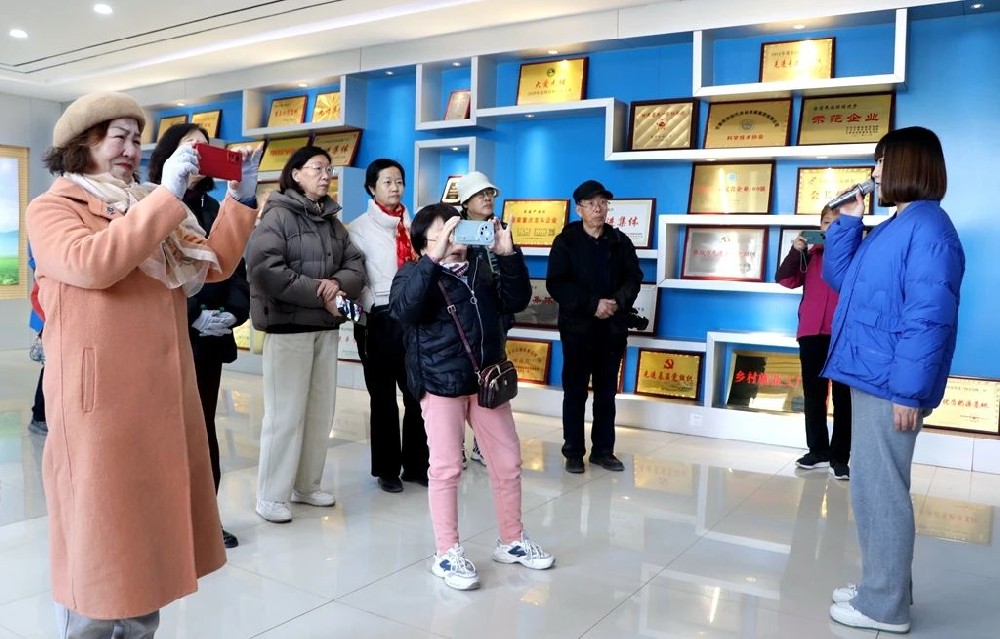 河西學(xué)院退休教授到甘肅前進集團觀摩采風(fēng)