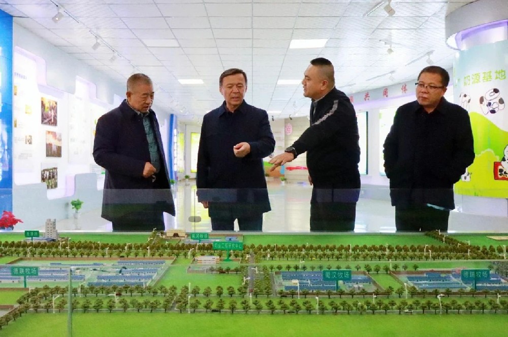 市委副書記、代理市長葉爾波力·孜汗到甘肅前進(jìn)集團(tuán)調(diào)研