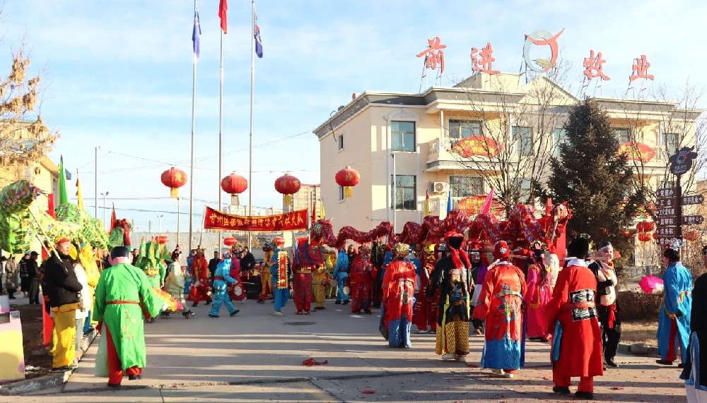 鑼鼓喧天拜大年，社火鬧春業(yè)興旺