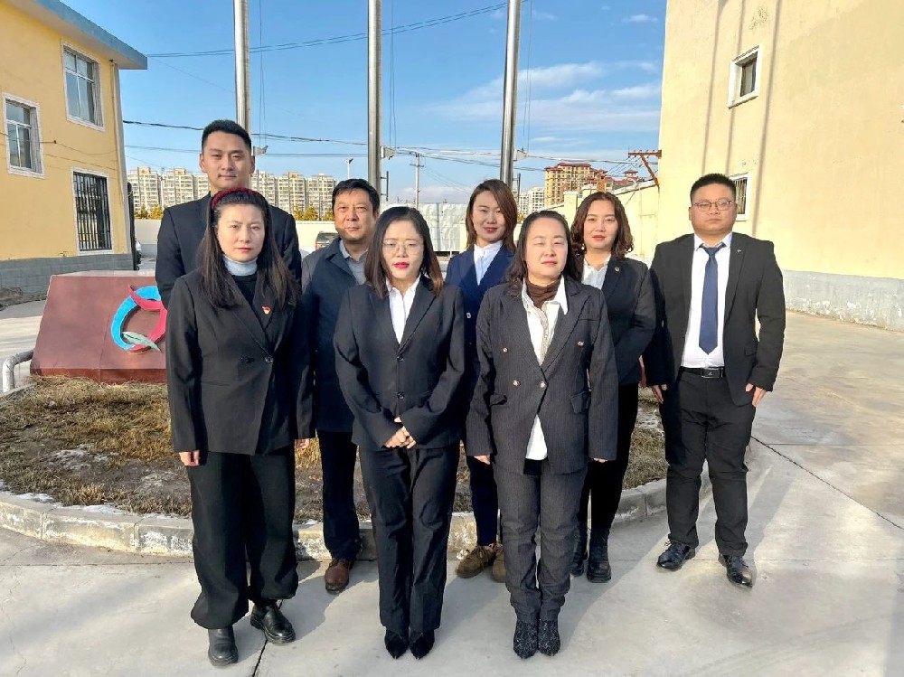 砥礪前行共奮進，團結一心向前進